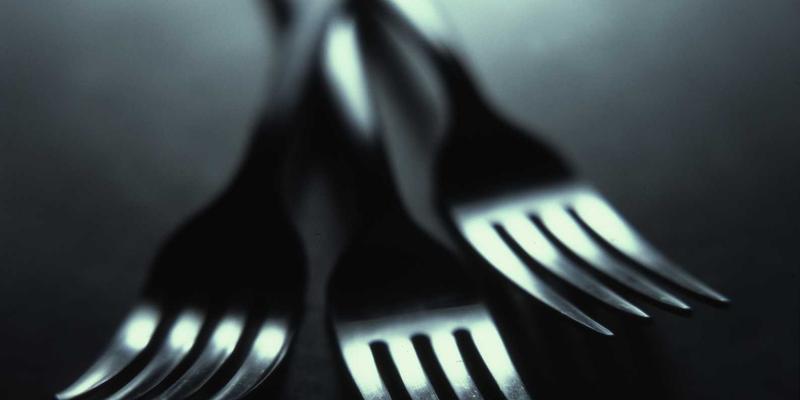 从玉米神到廓形垫肩:7玛雅神话如何重塑当代时尚女装的权力廓形