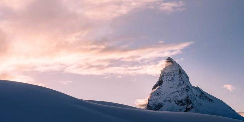 跨越千年的灵感对话：从奥尔梅克到玛雅，看文明基因如何点燃当代女装蒸汽波风潮
